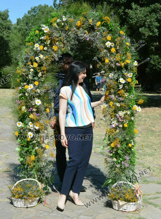 С венец от 77 ½ ароматни и лековити билки и конна езда започна Еньовден в Хасково 