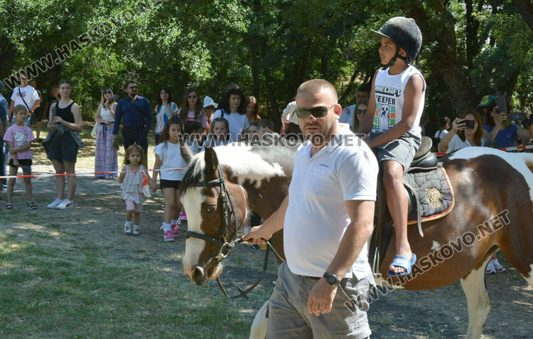 С венец от 77 ½ ароматни и лековити билки и конна езда започна Еньовден в Хасково 