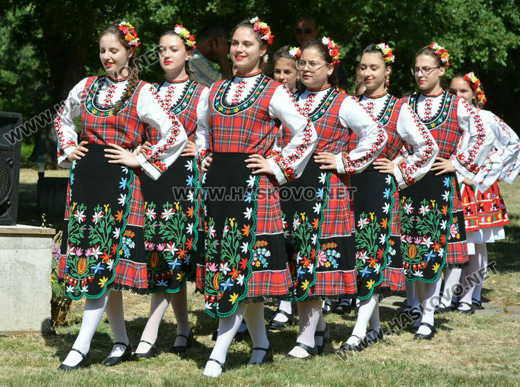 С венец от 77 ½ ароматни и лековити билки и конна езда започна Еньовден в Хасково 