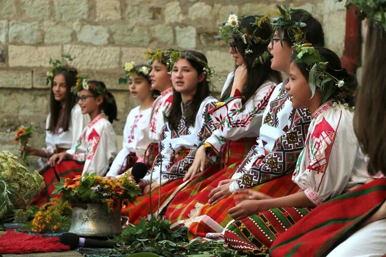 В Кърджали деца и възрастни празнуваха  заедно                  Еньовден