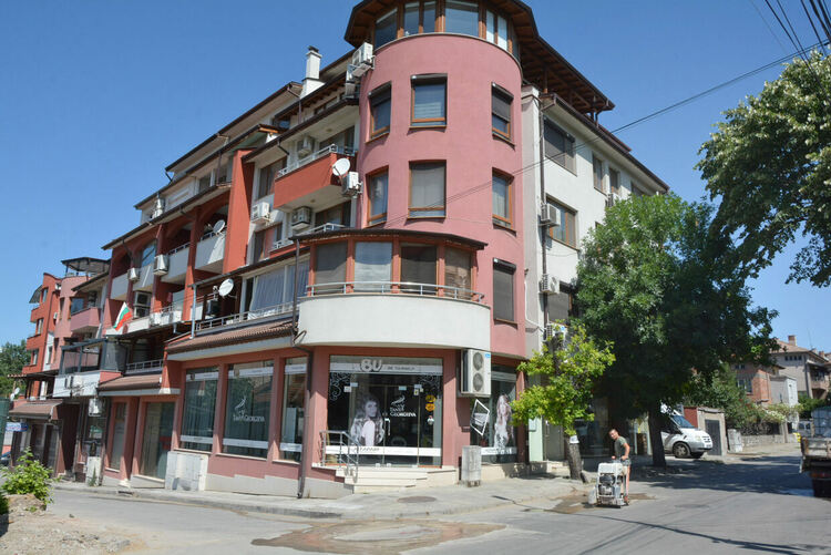 Затвориха ул. „Св. св. Кирил и Методий“ за подмяна на водопровод