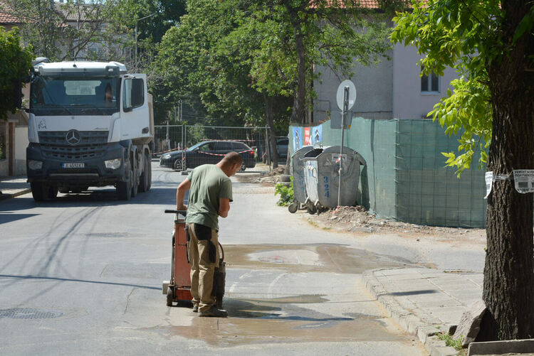 Затвориха ул. „Св. св. Кирил и Методий“ за подмяна на водопровод