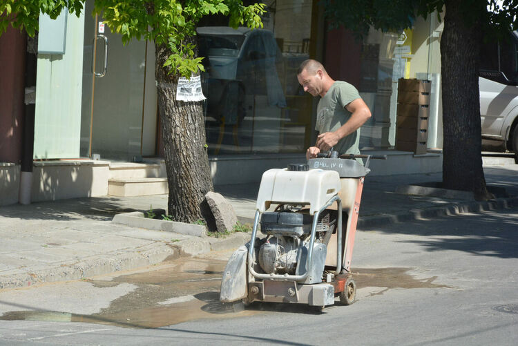 Затвориха ул. „Св. св. Кирил и Методий“ за подмяна на водопровод