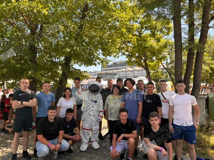 Ученици от Професионалната гимназия по електроника от Кърджали се включиха в младежкия фестивал „Ало Космос,говори България”