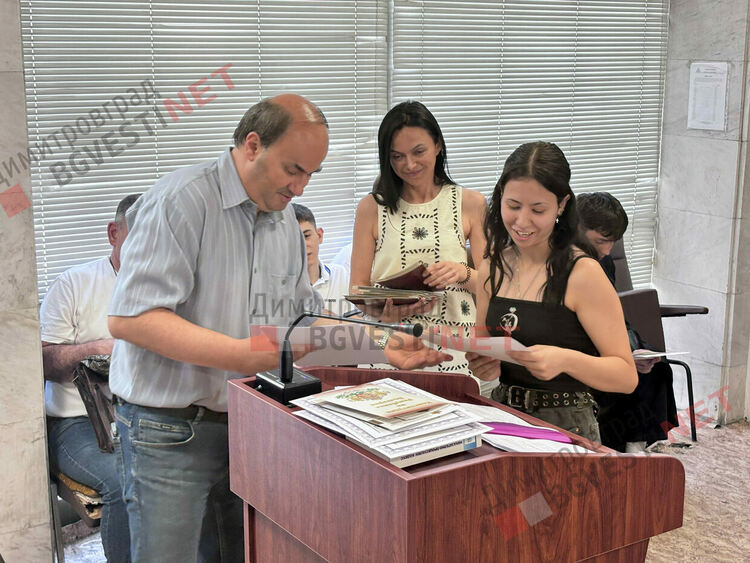 Ученици разиграха симулативен съдебен процес за вандалско замърсяване на шадравана в центъра на Димитровград