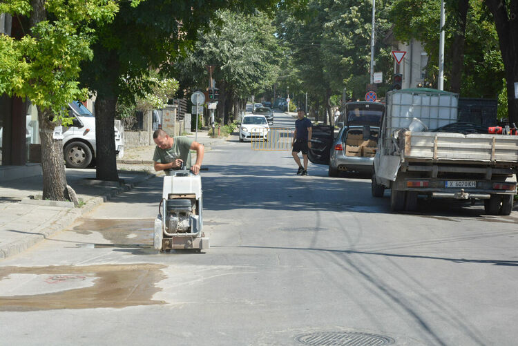Затвориха ул. „Св. св. Кирил и Методий“ за подмяна на водопровод