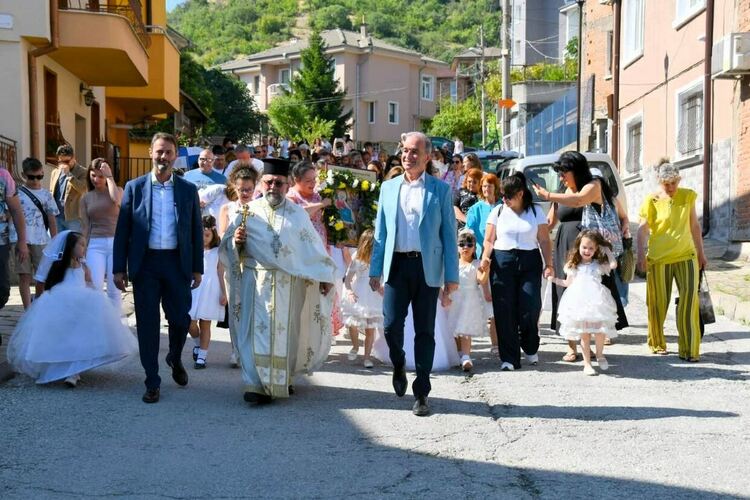 Калиниците в Асеновград: Градът отново „облече“ бяла премяна