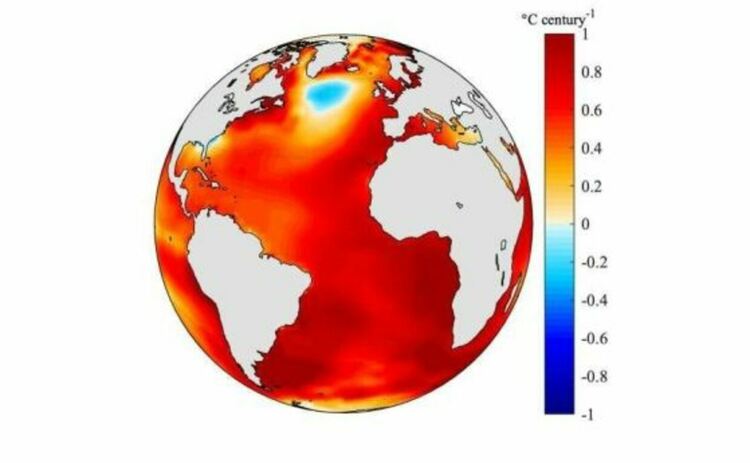 Тенденция на температурата на повърхността на Атлантическия океан между 1900-2005 г. (цветово оцветяване в °C) за средната стойност на шест набора от данни от наблюдения.