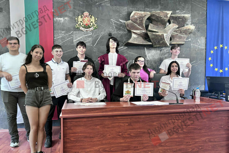 Ученици разиграха симулативен съдебен процес за вандалско замърсяване на шадравана в центъра на Димитровград