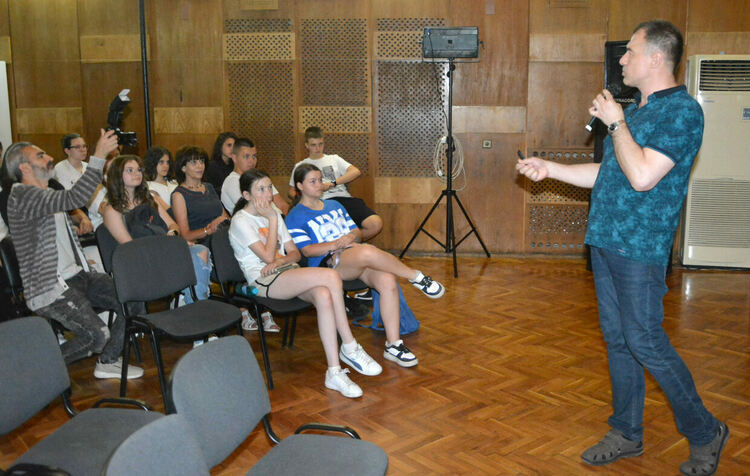 Психиатър разясни на гимназисти как да устояват на изкушенията и да не посягат към дрогата