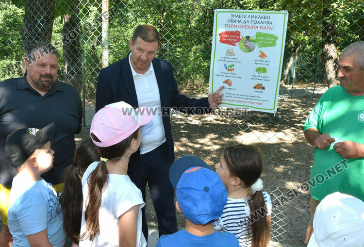 Нови табели в хасковския Зоопарк указват с какво да се хранят животните