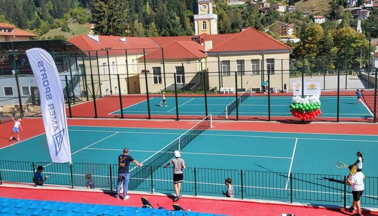 Община Чепеларе откри нов „Тенис клуб Чепеларе“ за деца и любители на спорта
