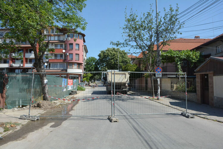 Затвориха ул. „Св. св. Кирил и Методий“ за подмяна на водопровод