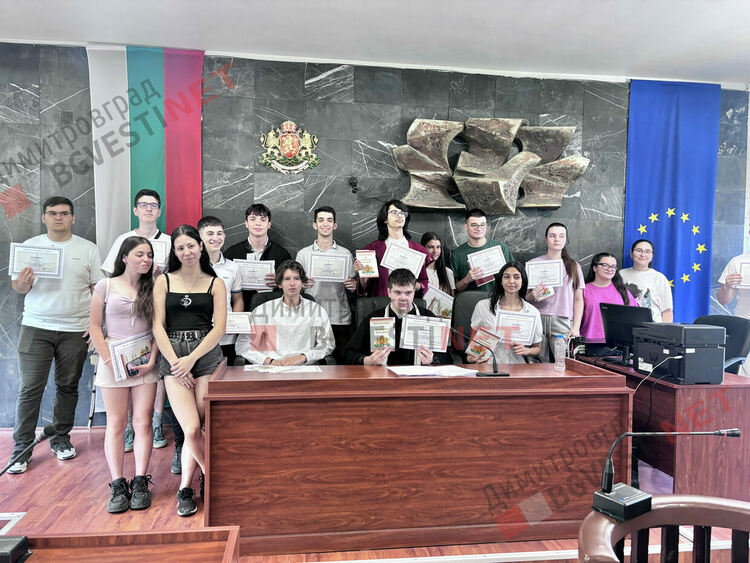 Ученици разиграха симулативен съдебен процес за вандалско замърсяване на шадравана в центъра на Димитровград