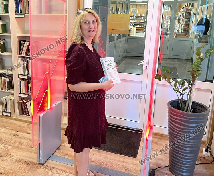 Нова система за автоматично вземане и връщане на книги заработи в библиотеката