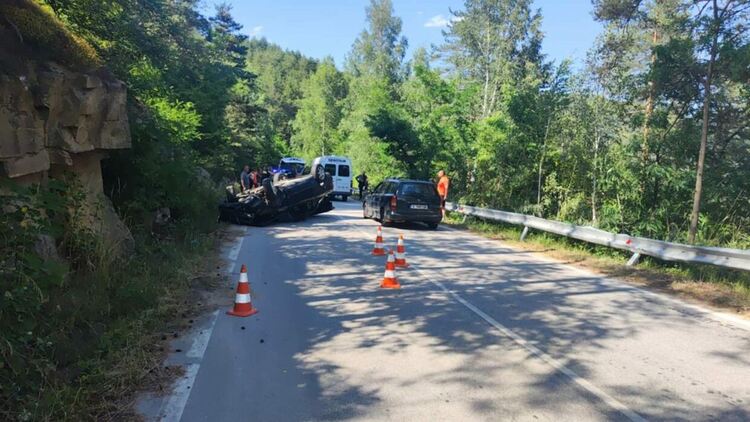 Жена пострада при преобръщане на автомобил край Върбински мост