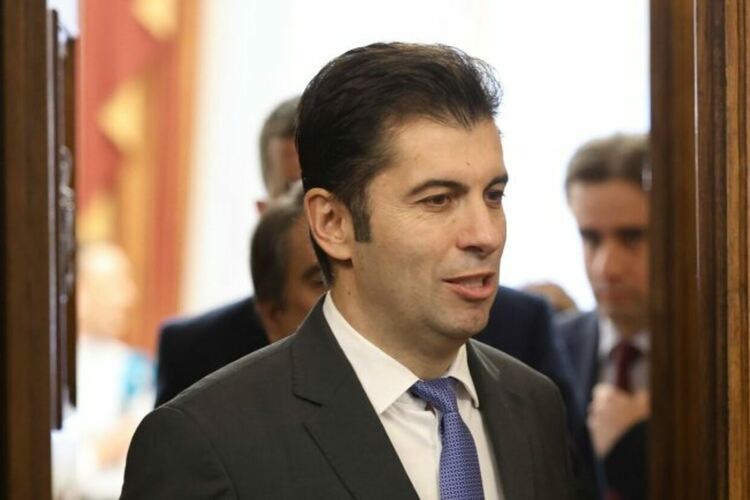 Кирил Петков подаде оставка и призова Борисов да направи същото