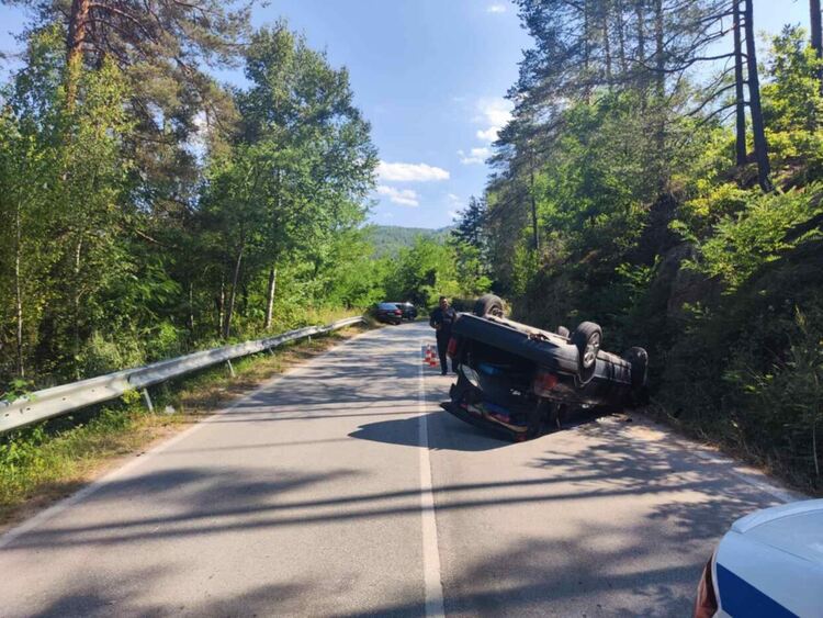 Жена пострада при преобръщане на автомобил край Върбински мост