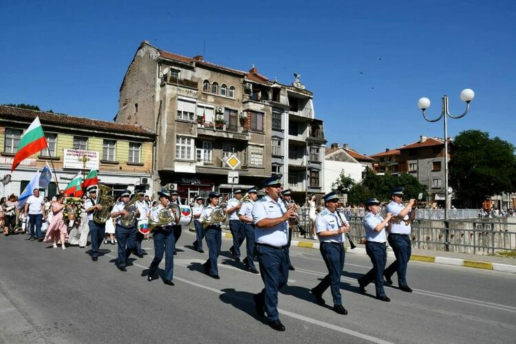 Калиниците в Асеновград: Градът отново „облече“ бяла премяна