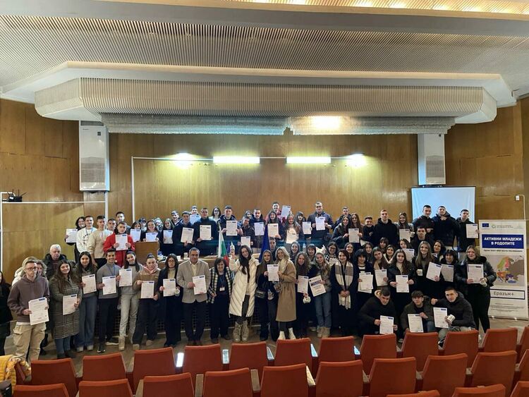 Над 300 младежи от Смолянска област се включиха в проекта „Активни младежи в Родопите“