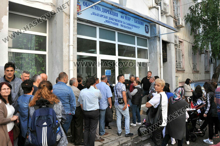 Обичайно през юли и август най-много граждани подават заявления за смяна на личните документи Снимка Архив