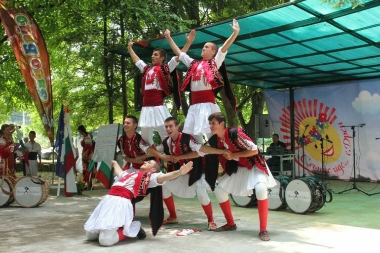 Националният детски фолклорен фестивал „Слънце иде“ ще се проведе за двадесет и четвърти път в радомирското село Дрен