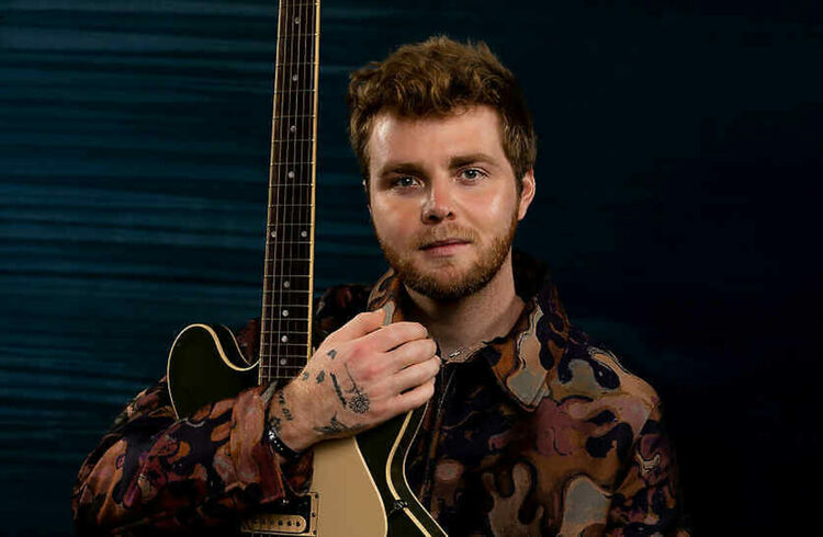 Алекс Уорън отново е начело на класацията на „Билборд“ за сингли