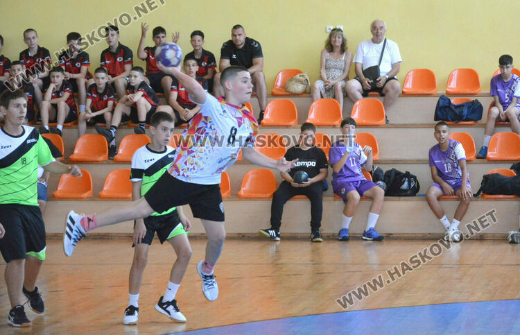 Хандбалистите на „Асти 91“ разгромиха „Левски“ (Левски) в първия мач от финалната фаза в Хасково