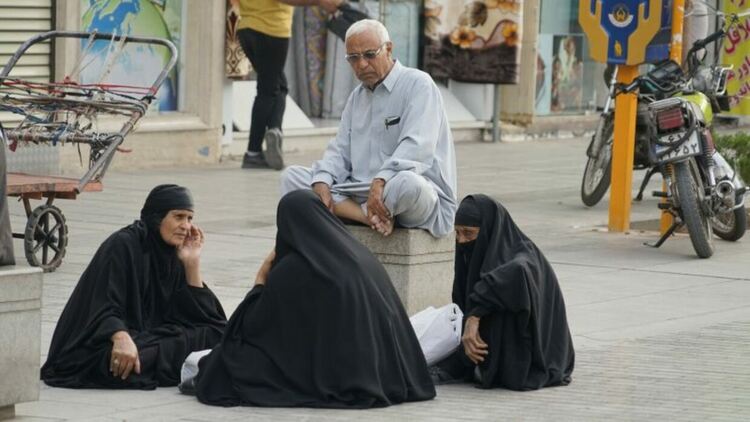 Мъж с негови роднини в Кум