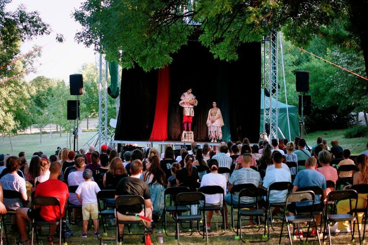 „Сцена на края на града“ вече на две сцени  