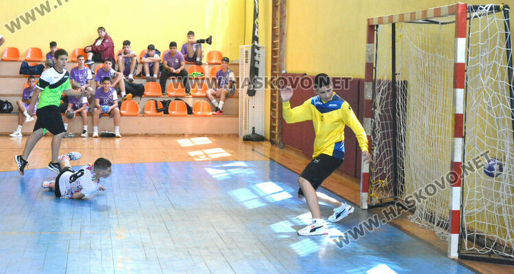 Хандбалистите на „Асти 91“ разгромиха „Левски“ (Левски) в първия мач от финалната фаза в Хасково