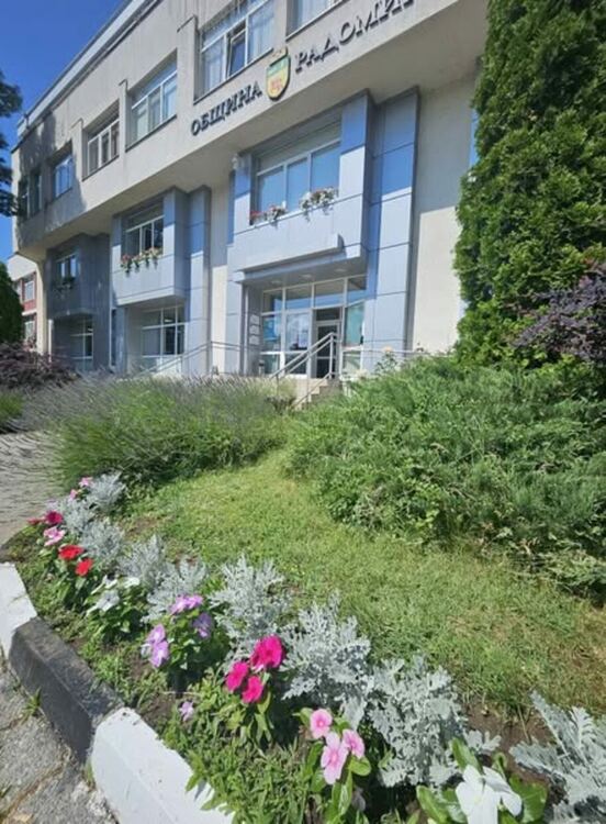 Радомир се променя – над 5000 цветя са засадени в централната част на града, около обществени сгради, паркове, образователни и културни институции