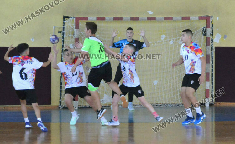 Хандбалистите на „Асти 91“ разгромиха „Левски“ (Левски) в първия мач от финалната фаза в Хасково