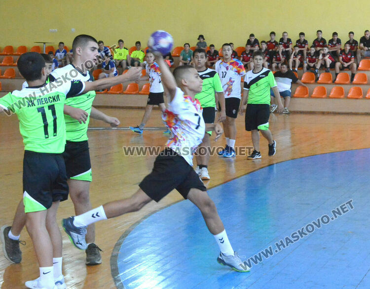 Хандбалистите на „Асти 91“ разгромиха „Левски“ (Левски) в първия мач от финалната фаза в Хасково