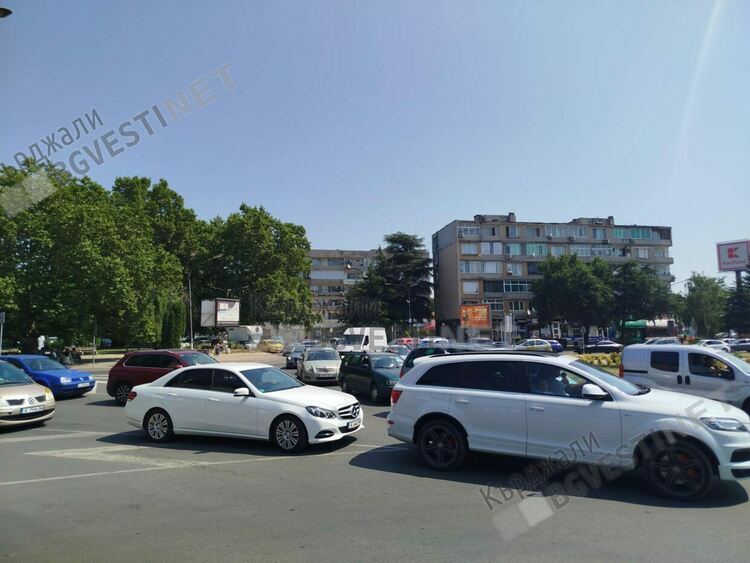 Кошмарен трафик на Колелото на Автогарата в Кърджали, чакането в жегата е изтощително