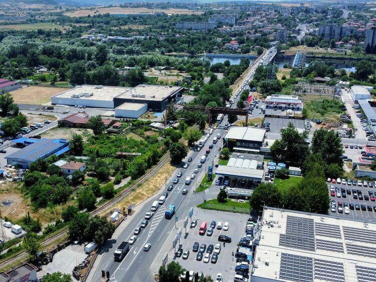 Кошмарен трафик на Колелото на Автогарата в Кърджали, чакането в жегата е изтощително