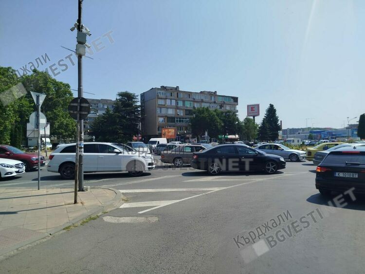 Кошмарен трафик на Колелото на Автогарата в Кърджали, чакането в жегата е изтощително