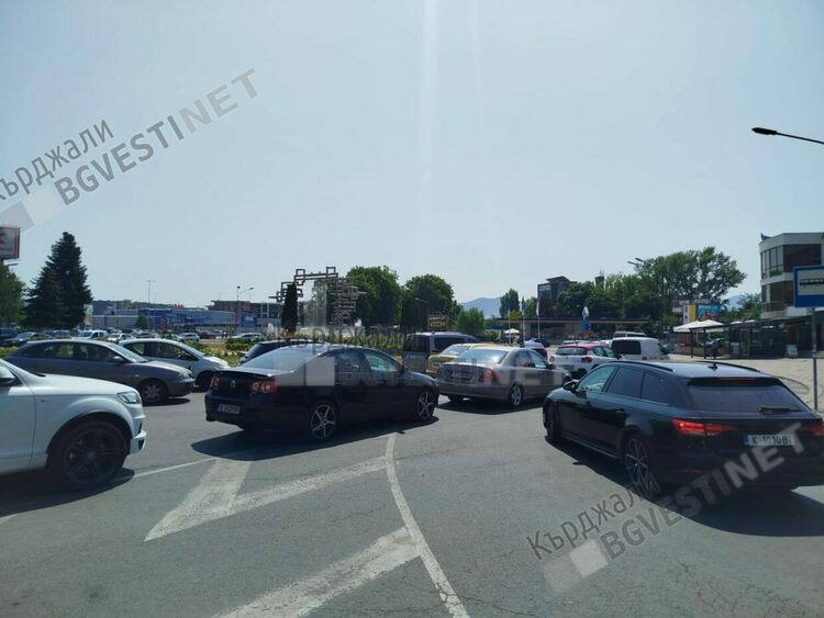 Кошмарен трафик на Колелото на Автогарата в Кърджали, чакането в жегата е изтощително