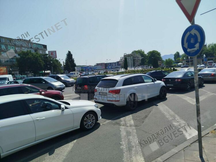 Кошмарен трафик на Колелото на Автогарата в Кърджали, чакането в жегата е изтощително