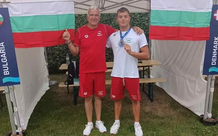 Петър Мицин позира със сребърния си медал редом до своя треньор Николай Вакареев. Тийнейджърът притежава общо три национални рекорда в българското плуване - на 200, 400 и 800 м кроул.