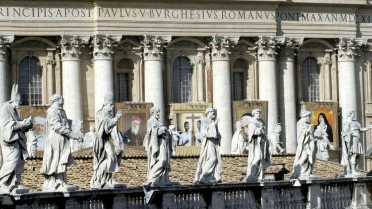 Гоблени на шестима нови блажени са показани, окачени зад скулптурите на колонадата на Джан Лоренцо Бернини на 20 октомври 2002 г. на площад „Свети Петър“ във Ватикана, Италия. Снимка: Getty Images