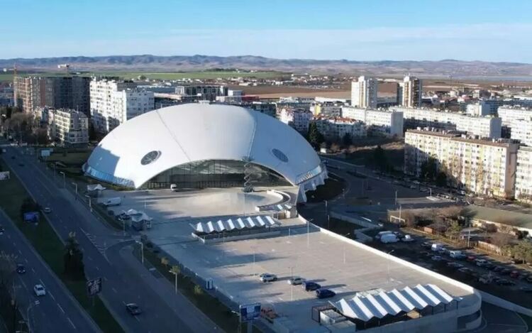 „Арена Бургас“ беше открита официално на 18 май 2023 г., но и до днес продължава да гълта държавни милиони за „довършителни дейности“. Усвояването на поредните 4,4 млн. лв. без ДДС засега се отлага.