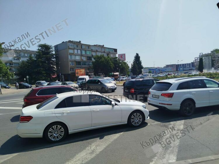 Кошмарен трафик на Колелото на Автогарата в Кърджали, чакането в жегата е изтощително