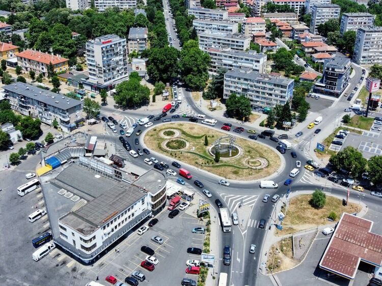 Кошмарен трафик на Колелото на Автогарата в Кърджали, чакането в жегата е изтощително