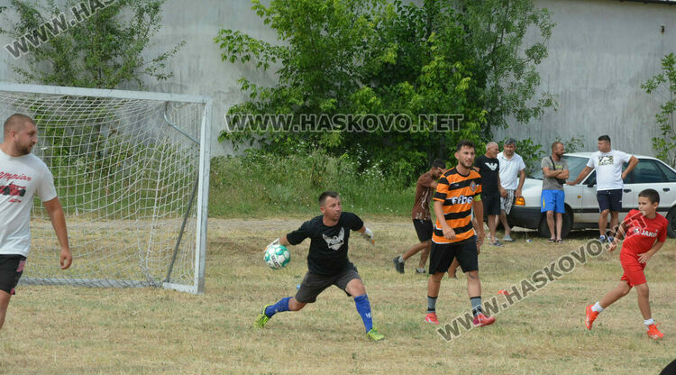 10 футболни отбора стартираха в благотворителния турнир в Конуш