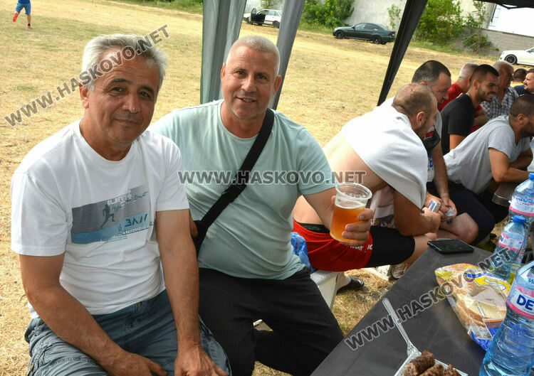 10 футболни отбора стартираха в благотворителния турнир в Конуш