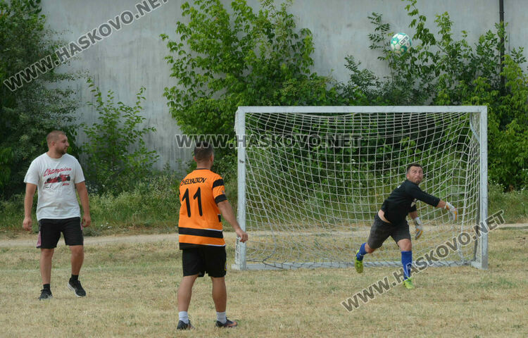 10 футболни отбора стартираха в благотворителния турнир в Конуш