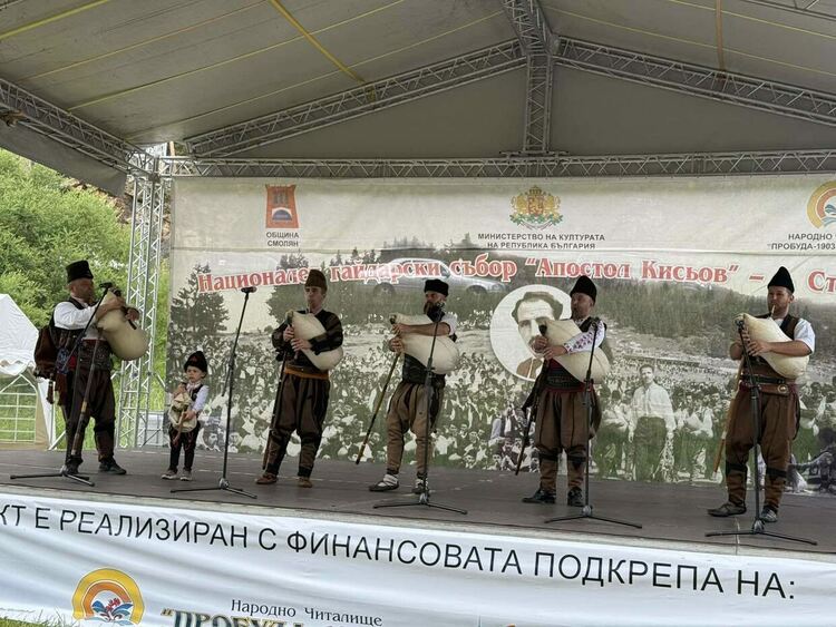 300 гайдари огласиха Родопите: Шестият национален гайдарски събор в Стойките събра изпълнители от цялата страна