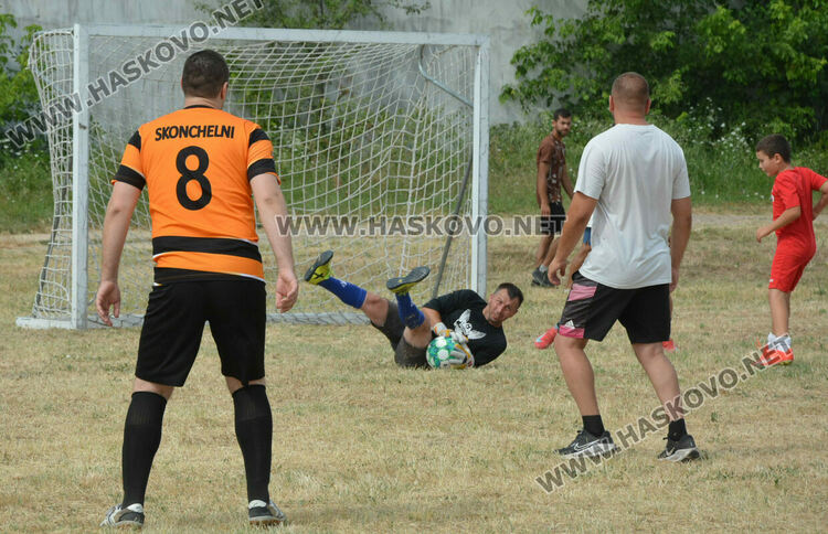 10 футболни отбора стартираха в благотворителния турнир в Конуш