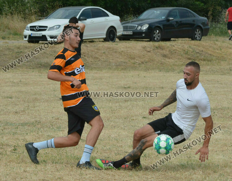 10 футболни отбора стартираха в благотворителния турнир в Конуш
